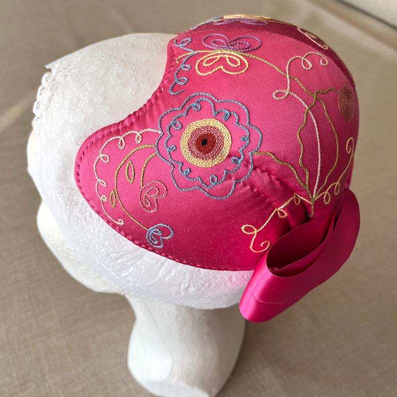 Jalasjärven aniliininpunainen tykkimyssy tyllipitsillä