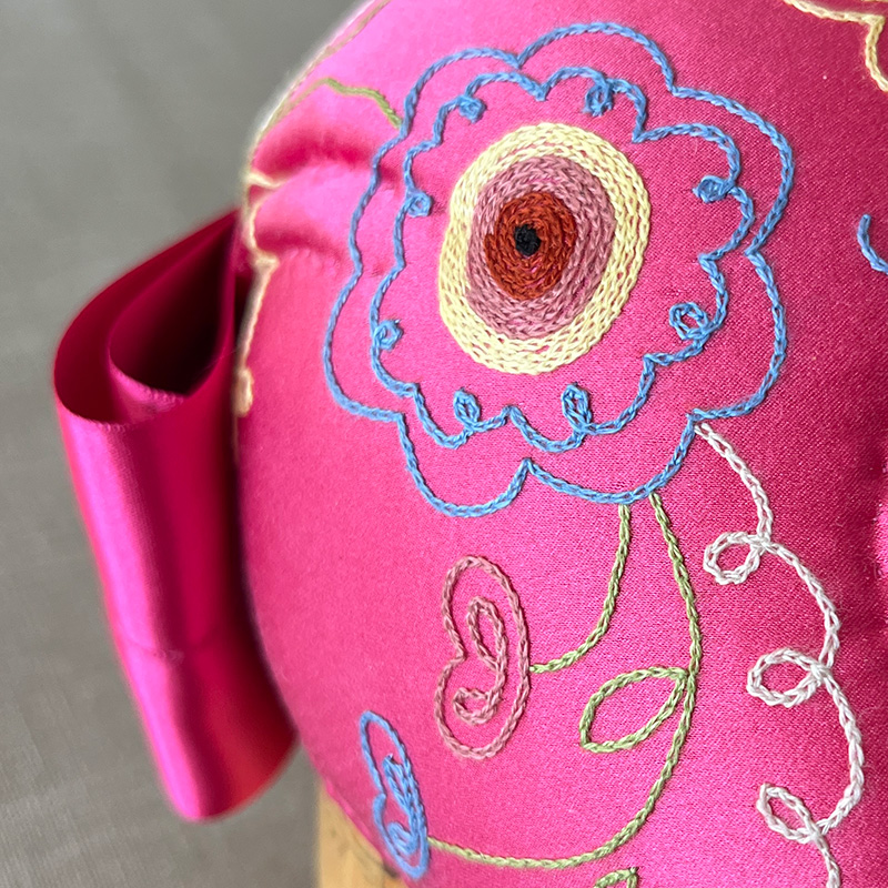 Jalasjärven pinkki tykkimyssy kirjontoineen