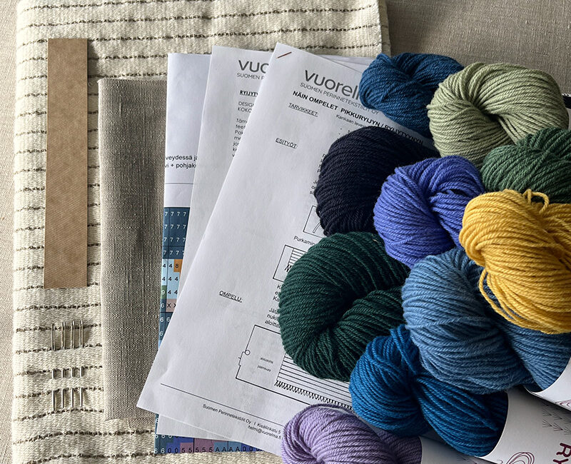 Taivaansini ryijytyynyn tarvikepakkaus ommellen